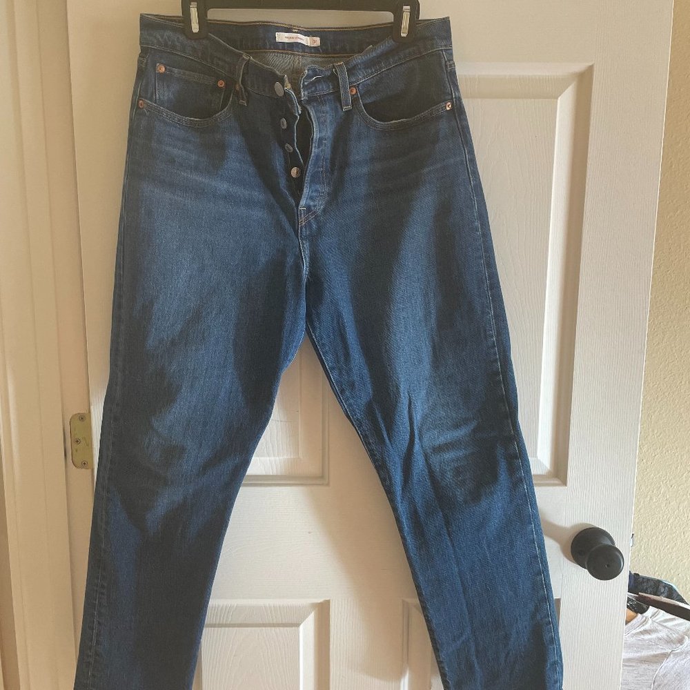 BARELY WORN Levi's wedgie fit straight-leg jeans